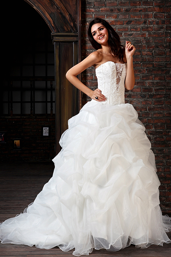 Sexy Sweetheart Organza Wedding Gown with Mini Train - Click Image to Close